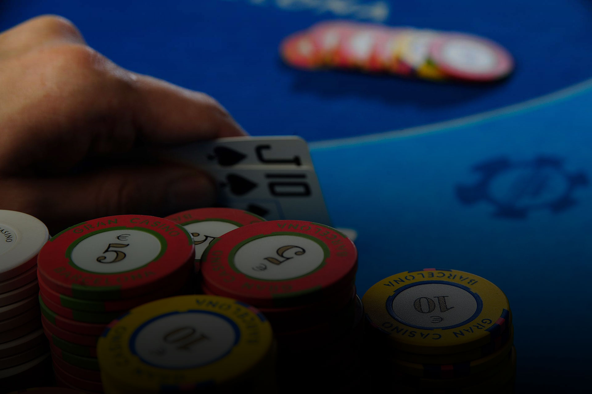 Who leads betting in texas holdem